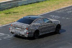 BMW, 2028년형 M5 부분변경 준비…717마력 플러그인 하이브리드에 ‘Neue Klasse’ 스타일 반영