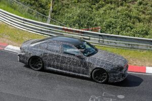 BMW, 2028년형 M5 부분변경 준비…717마력 플러그인 하이브리드에 ‘Neue Klasse’ 스타일 반영