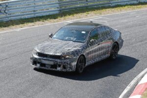 BMW, 2028년형 M5 부분변경 준비…717마력 플러그인 하이브리드에 ‘Neue Klasse’ 스타일 반영