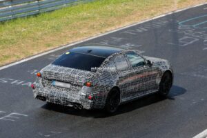 BMW, 2028년형 M5 부분변경 준비…717마력 플러그인 하이브리드에 ‘Neue Klasse’ 스타일 반영