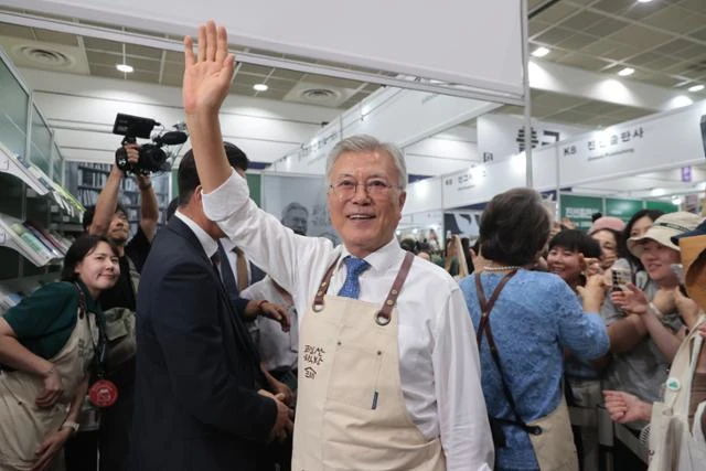 문재인 전 대통령이 18일 서울 강남구 삼성동 코엑스에서 열린 2025 서울국제도서전에서 평산책방을 찾은 독자들과 인사하고 있다. 연합뉴스