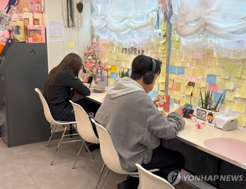 신사동 편의점에서 식사하고 있는 청년들 (서울=연합뉴스) 최혜정 인턴기자 = 지난 18일 서울 강남구 신사동 