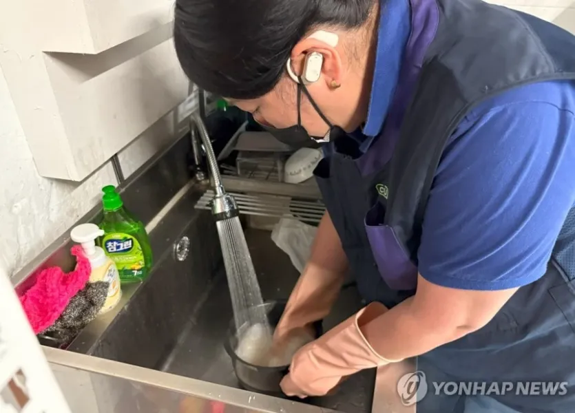 쌀 씻고 있는 이시원 점주 (서울=연합뉴스) 최혜정 인턴기자 = 지난 18일 이시원 점주가 편의점 창고에서 쌀을 씻고 있다. 2025.7.23