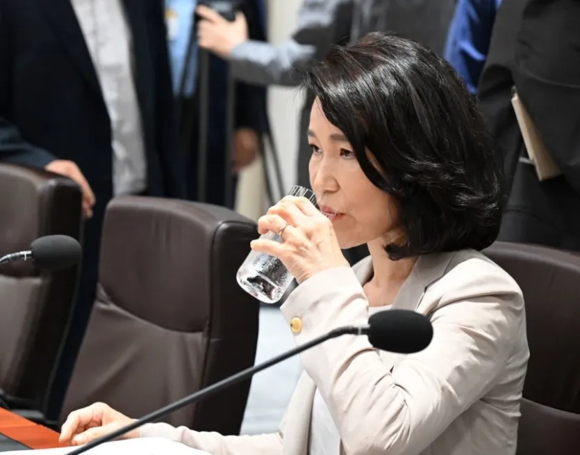 이진숙 방송통신위원장이 지난 8일 용산 대통령실에서 열린 국무회의에서 물을 마시고 있다. 대통령실사진기자단