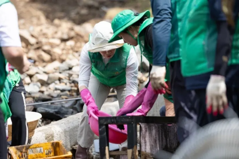 이재명 대통령 부인 김혜경 여사가 24일 집중호우로 피해를 입은 경기도 가평군 수해복구 현장을 찾아 봉사활동을 하고 있다 /사진=뉴스1