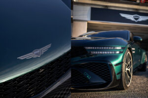 전면 그릴, 제네시스 엠블럼, 헤드라이트, 알로이 휠이 돋보이는 녹색 제네시스 스포츠카의 클로즈업 이미지가 제네시스 로고 간판 아래 외부에 주차되어 있습니다.