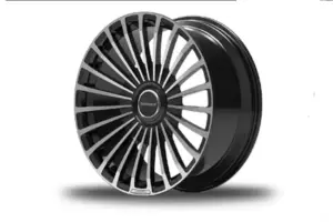 흰색 배경에 림의 전면과 측면이 비스듬히 보이는 멀티 스포크 디자인의 블랙 및 실버 합금 자동차 휠 림입니다.