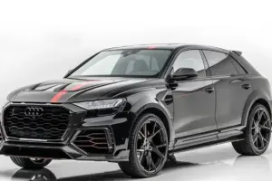 후드와 휠에 빨간색으로 포인트를 준 세련된 검은색 아우디 SUV로, 흰색 바탕에 3/4 각도로 표시됩니다. 이 차량은 스포티한 스타일링과 대형 블랙 알로이 휠이 특징입니다.
