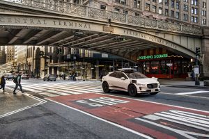 “같은 거리인데 56% 저렴”…테슬라, 로보택시 가격 경쟁력 드러냈다 imgi 20 Waymo NYC 01 Compressed 10