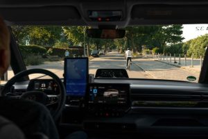 폭스바겐 ID. 버즈 로보택시, LA 도로 주행 돌입…우버 앱 탑승 서비스는 2026년 말 volkswagen id. buzz ad di moia a guida autonoma 3 15