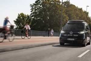 폭스바겐 ID. 버즈 로보택시, LA 도로 주행 돌입…우버 앱 탑승 서비스는 2026년 말 volkswagen id. buzz ad di moia a guida autonoma 11