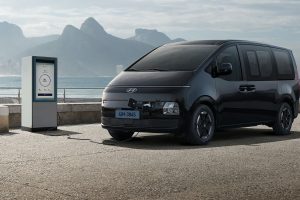 스타리아 일렉트릭, 800V에 듀얼 충전 포트까지…전기 MPV 새 기준 제시 imgi 92 staria electric charging plug and charge 5