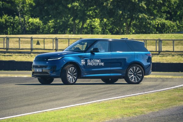 "V8 대신 전기" 레인지로버 스포츠 EV 첫 공개…험로도 거뜬했다 10
