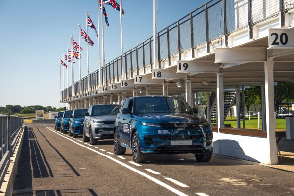 "V8 대신 전기" 레인지로버 스포츠 EV 첫 공개…험로도 거뜬했다 11