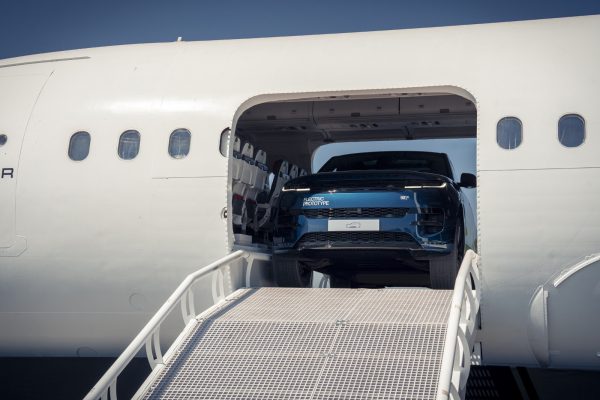 "V8 대신 전기" 레인지로버 스포츠 EV 첫 공개…험로도 거뜬했다 4