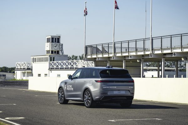 "V8 대신 전기" 레인지로버 스포츠 EV 첫 공개…험로도 거뜬했다 14