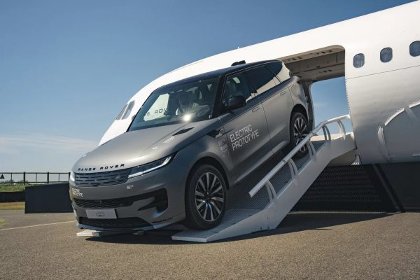 "V8 대신 전기" 레인지로버 스포츠 EV 첫 공개…험로도 거뜬했다 8