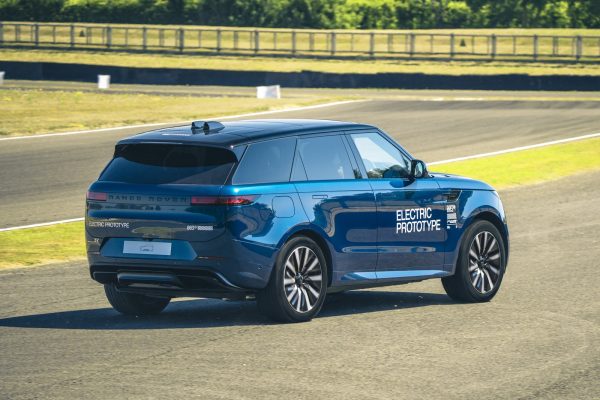 "V8 대신 전기" 레인지로버 스포츠 EV 첫 공개…험로도 거뜬했다 7